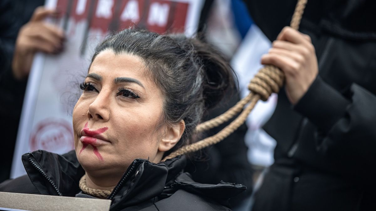 Komentář: Íránský režim stojí na ženském šátku. A s ním také padne